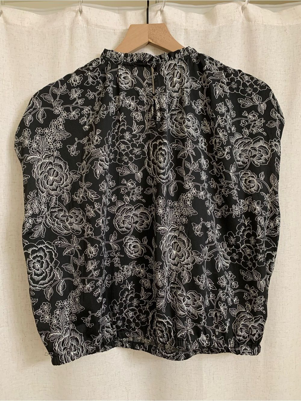 LOFT Petite Etched Floral Ruffle Neck Bubble Hem Black White Cap-Sleeve Blouse - Picture 8 of 8